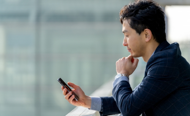 スマホを見る男性