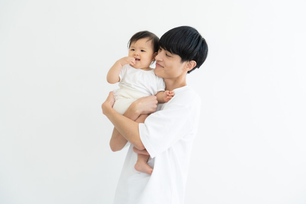 赤ちゃんを抱く男性